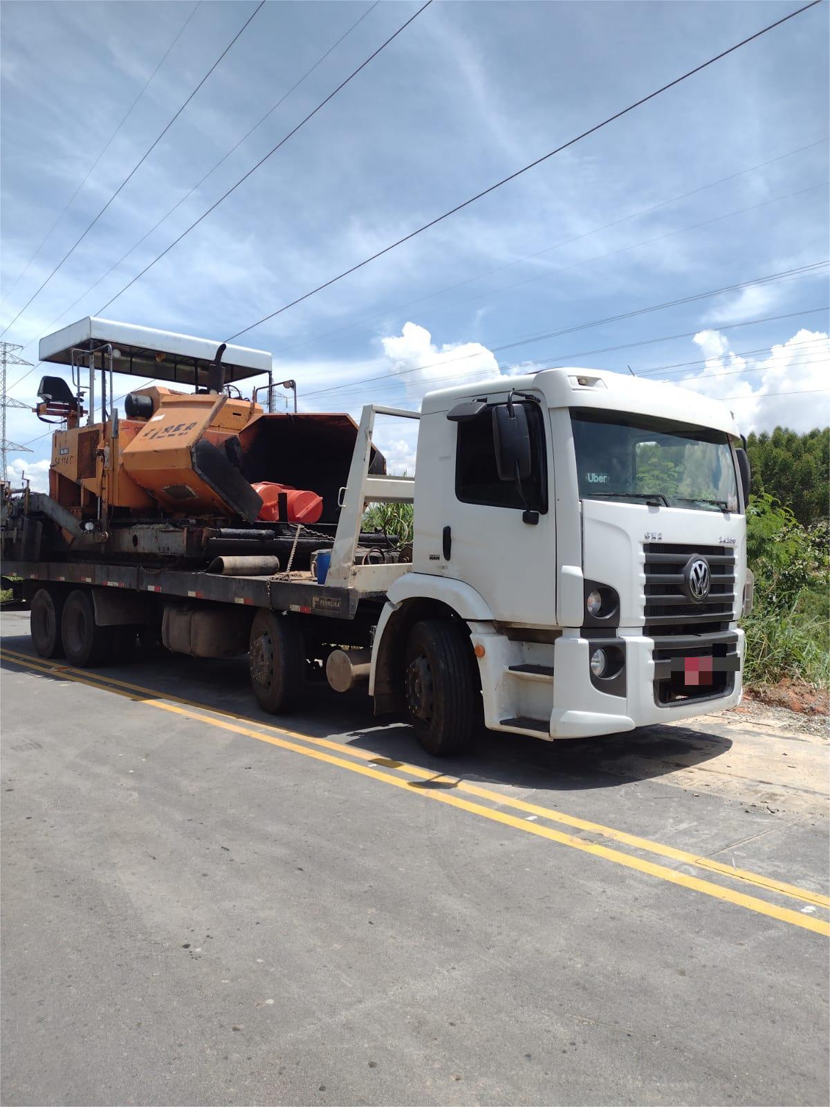 Escavadeira Volvo em deslocamento